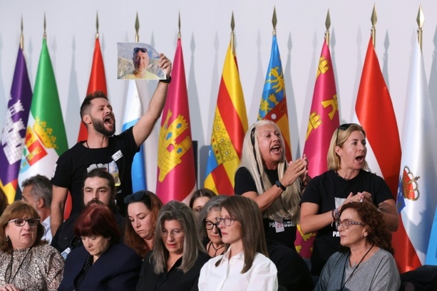 Bild vergrößern: Ein Jahr nach Flutkatastrophe in Spanien: Gedenken an 237 Opfer - Wut über Krisenmanagement Bild vergrößern: Ein Jahr nach Flutkatastrophe in Spanien: Gedenken an 237 Opfer - Wut über Krisenmanagement