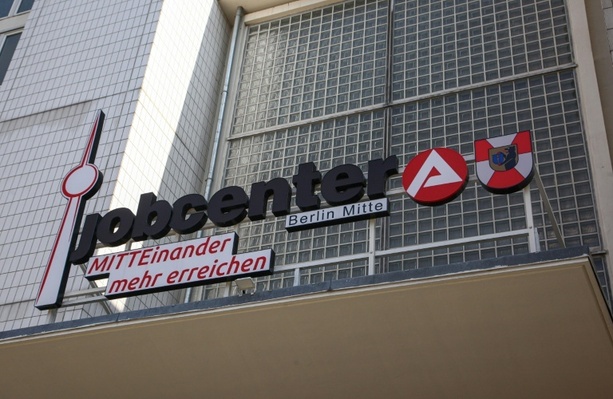 Bild vergrößern: Arbeitslosenzahl sinkt im Oktober - Herbstbelebung aber schwunglos