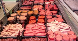 Metzgerei-Einbrecher isst erst Würste auf und ruft dann selbst die Polizei