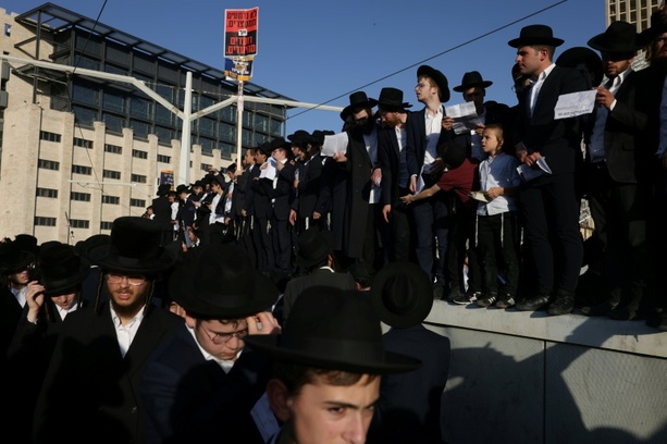 Bild vergrößern: Strenggläubige Juden protestieren in Jerusalem gegen Wehrpflicht Bild vergrößern: Strenggläubige Juden protestieren in Jerusalem gegen Wehrpflicht