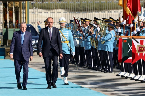 Bild vergrößern: Das falsche Signal: SPD und Grüne kritisieren Merz-Auftritt bei Erdogan Bild vergrößern: Das falsche Signal: SPD und Grüne kritisieren Merz-Auftritt bei Erdogan