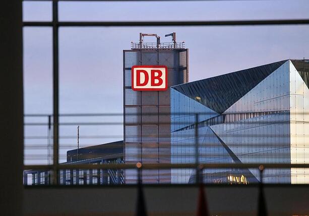 Bild vergrößern: EVG und GDL wollen Einsparungen beim Bahn-Management Bild vergrößern: EVG und GDL wollen Einsparungen beim Bahn-Management