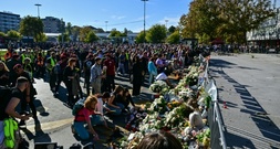 Ein Jahr nach Einsturz von Bahnhofsdach in Serbien: Zehntausende Menschen gedenken der Opfer
