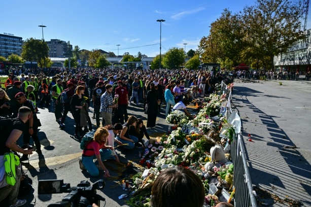 Bild vergrößern: Ein Jahr nach Einsturz von Bahnhofsdach in Serbien: Zehntausende Menschen gedenken der Opfer