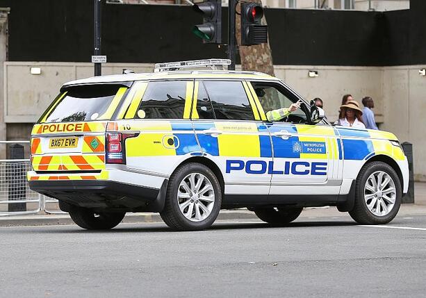 Bild vergrößern: Messerangriff in Zug in England - mehrere Menschen in Lebensgefahr