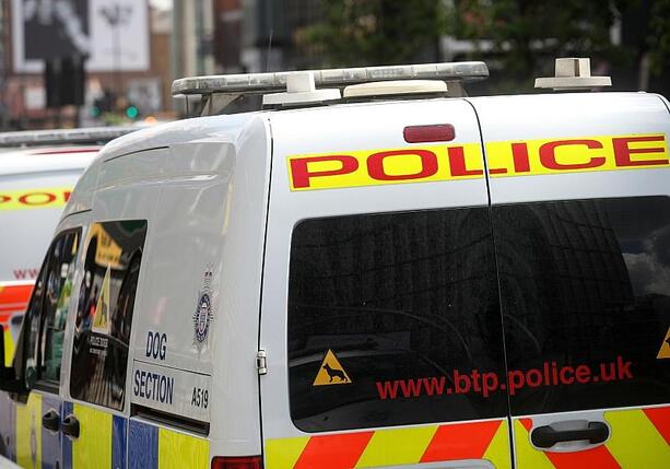 Bild vergrößern: Keine Hinweise auf Terror nach Messerangriff in Zug in England