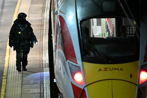 Bild vergrößern: Britische Polizei: Kein terroristisches Motiv bei Messerangriff in Zug 