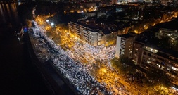Gedenken in Serbien ein Jahr nach Einsturz von Bahnhofsdach in Novi Sad