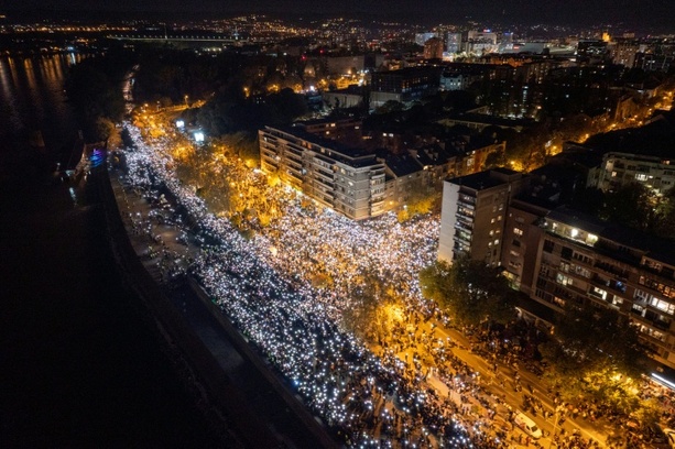 Bild vergrößern: Gedenken in Serbien ein Jahr nach Einsturz von Bahnhofsdach in Novi Sad