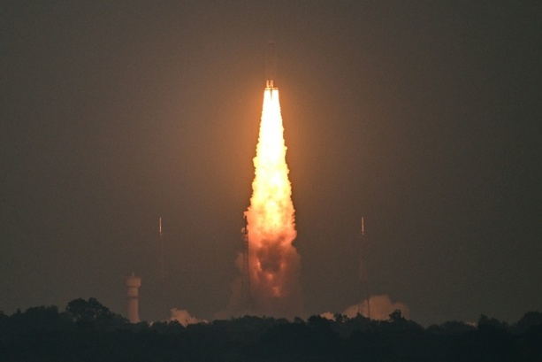 Bild vergrößern: Indiens Raumfahrtbehörde schickt bisher größten Satelliten ins All