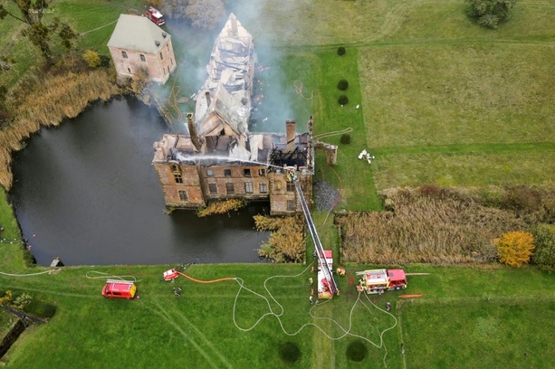 Bild vergrößern: Brand zerstört historisches Kloster in Nordfrankreich