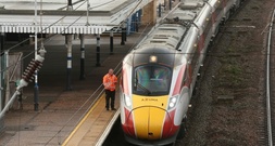 Messerangriff in Zug in England: Verdächtiger des versuchten Mordes beschuldigt