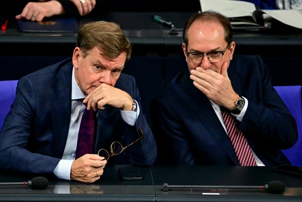 Bild vergrößern: Debatte über Abschiebungen nach Syrien: Kritik aus CDU an Außenminister Wadephul