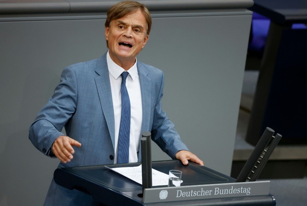 Bild vergrößern: Auto von AfD-Politiker Baumann ausgebrannt - Bekennerschreiben der Antifa