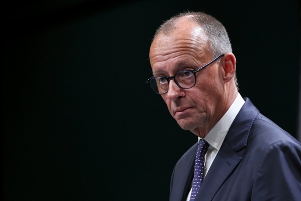 Bild vergrößern: Merz plädiert für Abschiebungen nach Syrien: Der Bürgerkrieg ist zu Ende