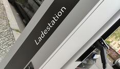 Autoindustrie beklagt zu hohe Ladestrompreise für E-Fahrzeuge