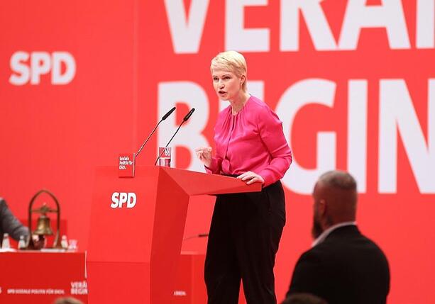 Bild vergrößern: Schwesig will neuen Fokus der SPD auf Arbeit und Bildung