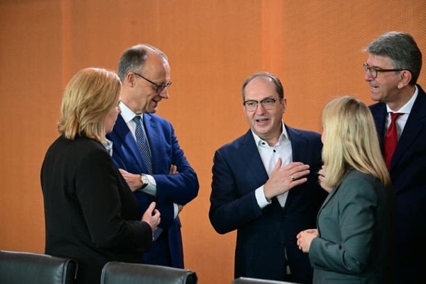 Bild vergrößern: Vor Entlastungskabinett: CDU-Politiker Brinkhaus dämpft Erwartungen