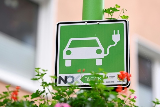 Bild vergrößern: Öffentliche Ladepunkte für E-Autos: Autoindustrie fordert mehr Tempo beim Ausbau