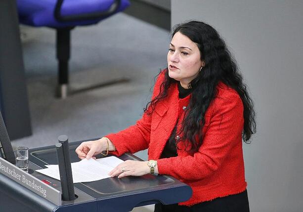 Bild vergrößern: Kaddor fordert Dobrindt zu Syrien-Reise auf