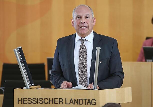 Bild vergrößern: Hessens Innenminister verurteilt Anschlag auf Pkw von AfD-Politiker