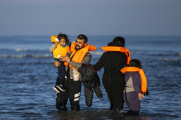 Bild vergrößern: Sieben Tote im Ärmelkanal: Prozess gegen Schleuser in Paris begonnen