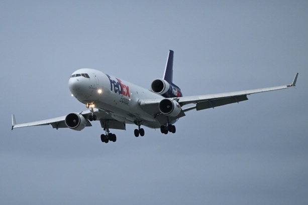 Bild vergrößern: Frachtflugzeug in Louisville im US-Bundesstaat Kentucky abgestürzt