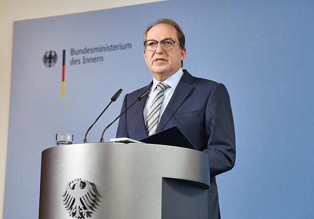 Bild vergrößern: Dobrindt schließt Verbot weiterer Islamisten-Vereine nicht aus