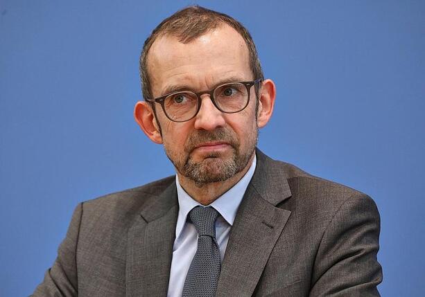 Bild vergrößern: Verteidigungsausschuss-Chef warnt vor AfD-Spionage für Russland