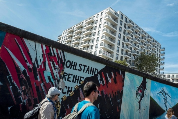 Bild vergrößern: 33-Jähriger übersprüht Kunstwerk mit Davidstern an Berliner East Side Gallery