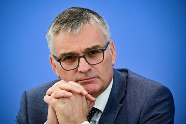 Bild vergrößern: Kanzler Merz stärkt Wadephul den Rücken - weitere Debatte um Syrien-Äußerungen