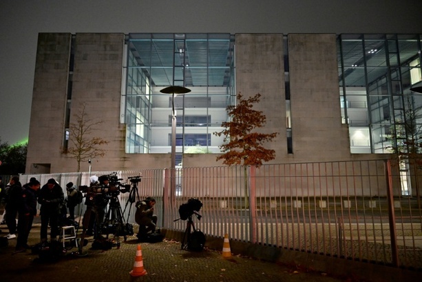 Bild vergrößern: Nationaler Sicherheitsrat zu erster Sitzung zusammengetreten