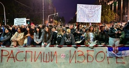 Tausende Unterstützer sowie Kritiker der Regierung bei Massenprotesten in Belgrad
