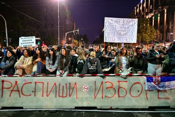 Bild vergrößern: Tausende Unterstützer sowie Kritiker der Regierung bei Massenprotesten in Belgrad