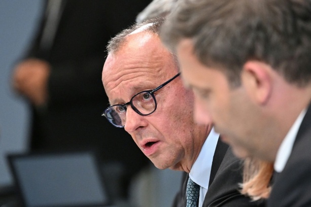 Bild vergrößern: Merz empfängt Wirtschaft und Länderchefs zu Stahlgipfel im Kanzleramt