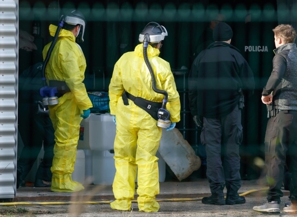 Bild vergrößern: Räumung von Drogenlabor in Brandenburg beendet - zwölf Container benötigt