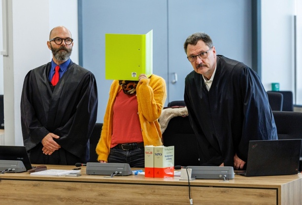 Bild vergrößern: Prozess gegen mutmaßliche NSU-Unterstützerin in Dresden: Angeklagte schweigt