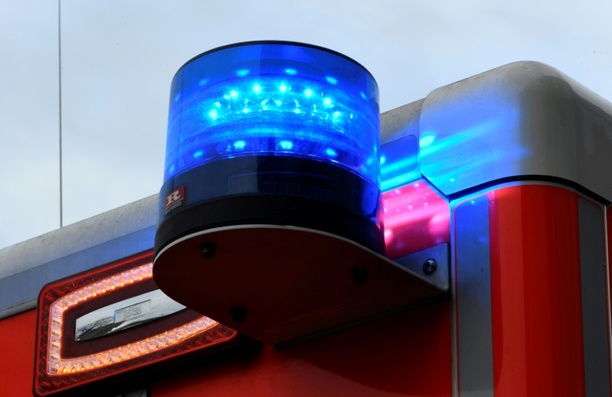 Bild vergrößern: Rheinland-Pfalz: Autofahrer rammt Fahrzeug von hinten - zwei Senioren tot