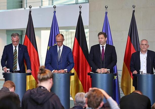 Bild vergrößern: Merz verspricht Stahlbranche Einsatz für bessere Rahmenbedingungen