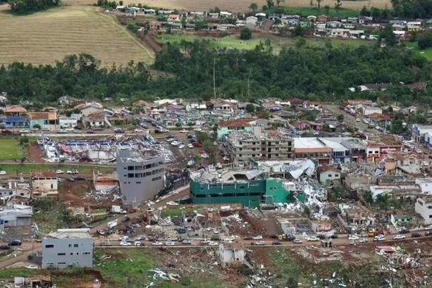 Bild vergrößern: Mindestens sechs Tote und mehr als 400 Verletzte bei Tornado im Süden Brasiliens