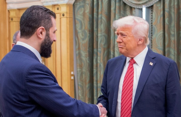 Bild vergrößern: Trump empfängt syrischen Übergangspräsidenten al-Scharaa im Weißen Haus