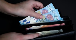 Unbekannter steckt 24-Jährigem in Kneipe hunderte Euro ins Hemd