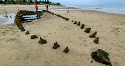 Taifun legt an Strand in Vietnam jahrhundertealtes Schiffswrack frei