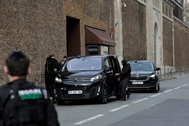 Bild vergrößern: Frankreichs Ex-Präsident Sarkozy wird unter Auflagen aus Gefängnis entlassen