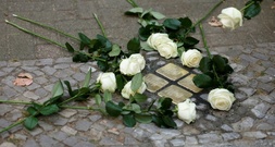 Bei Reinigung von Stolperstein in Hamburg: 71-Jähriger attackiert Frau antisemitisch