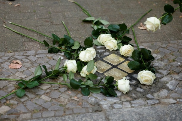 Bild vergrößern: Bei Reinigung von Stolperstein in Hamburg: 71-Jähriger attackiert Frau antisemitisch