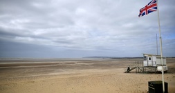 Plastikpellets verschmutzen in Massen Strände in England