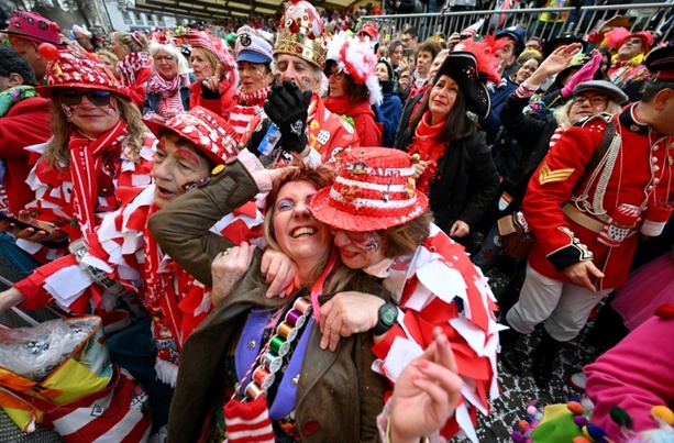 Bild vergrößern: Narren und Jecken am Rhein feiern Karnevalsauftakt