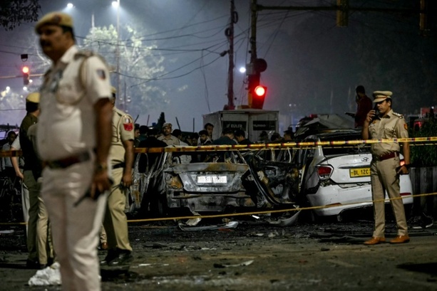 Bild vergrößern: Indiens Premier nennt Explosion mit acht Toten in Neu Delhi Verschwörung