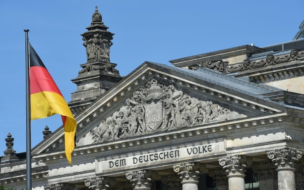 Bild vergrößern: Unionsfraktion schenkt Merz Deutschlandfahne vom Reichstag zum Geburtstag